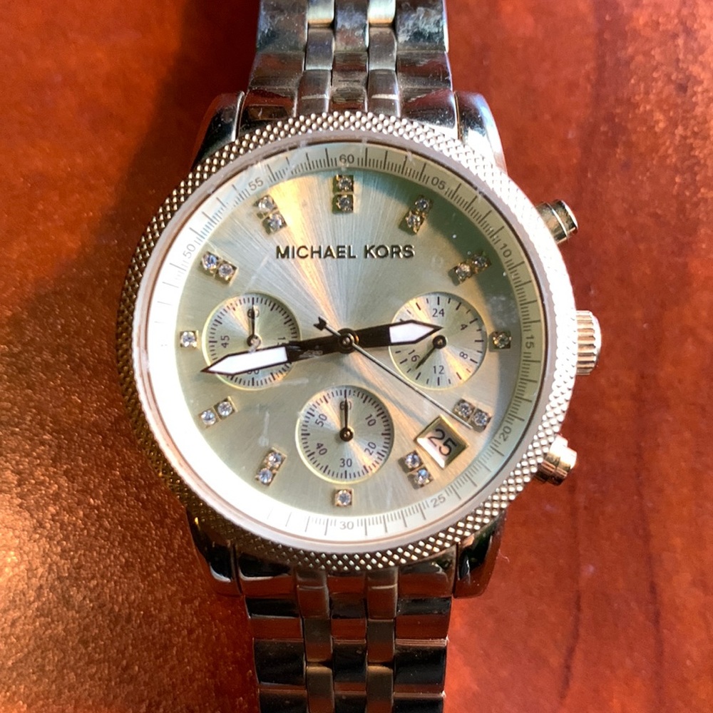 Michael Kors gold watch 5676. Scratch in right upper corner and no case.